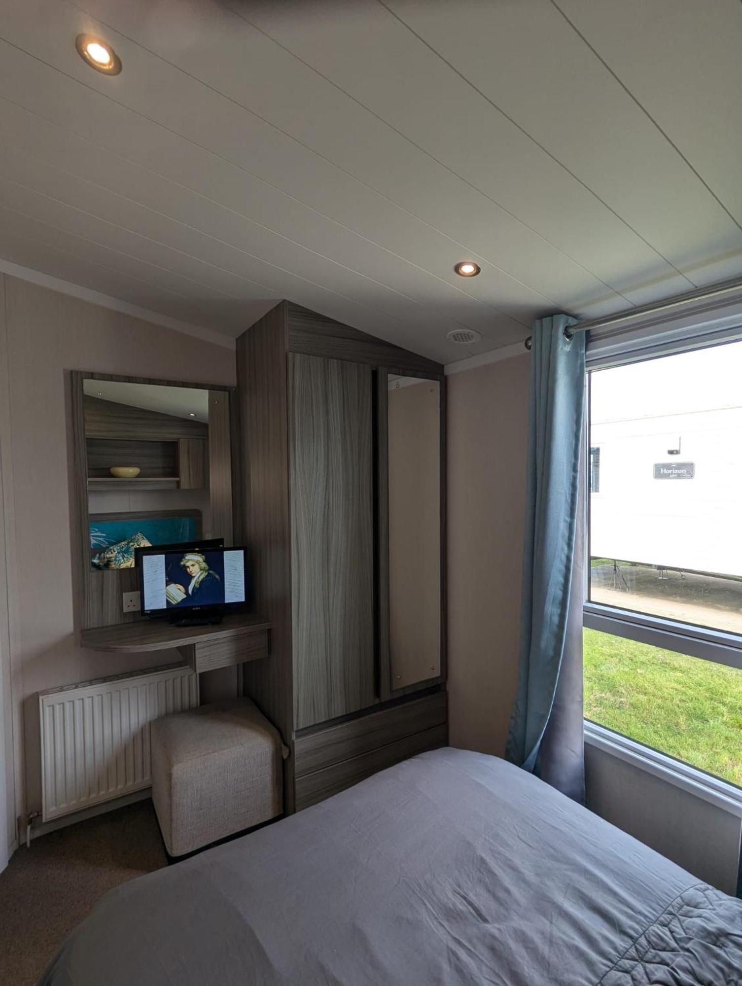 Beautifully Presented Dog Friendly Caravan On Very Popular Littlesea Holiday Haven Park Weymouth Wyke Regis Exterior foto