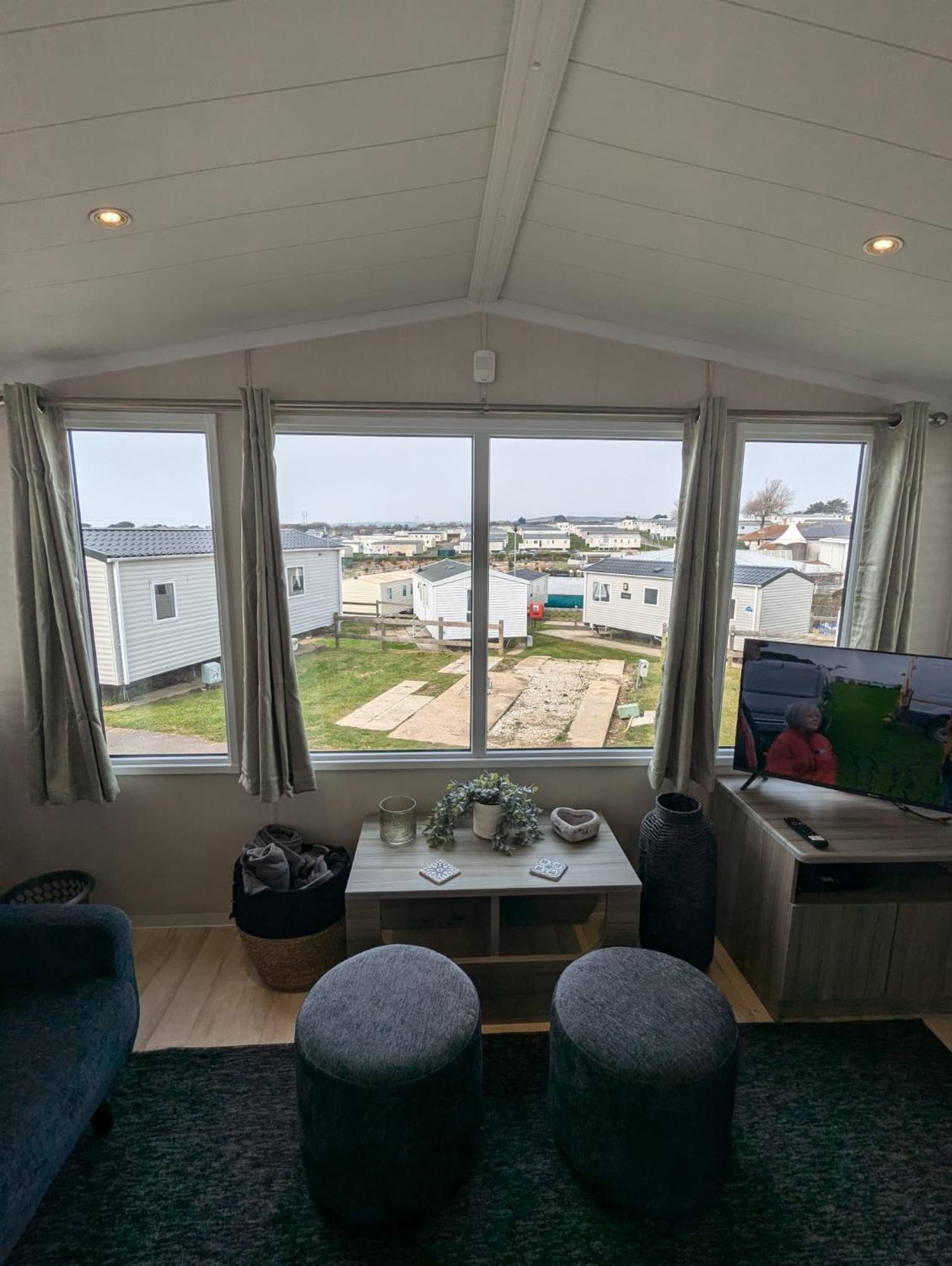 Beautifully Presented Dog Friendly Caravan On Very Popular Littlesea Holiday Haven Park Weymouth Wyke Regis Exterior foto